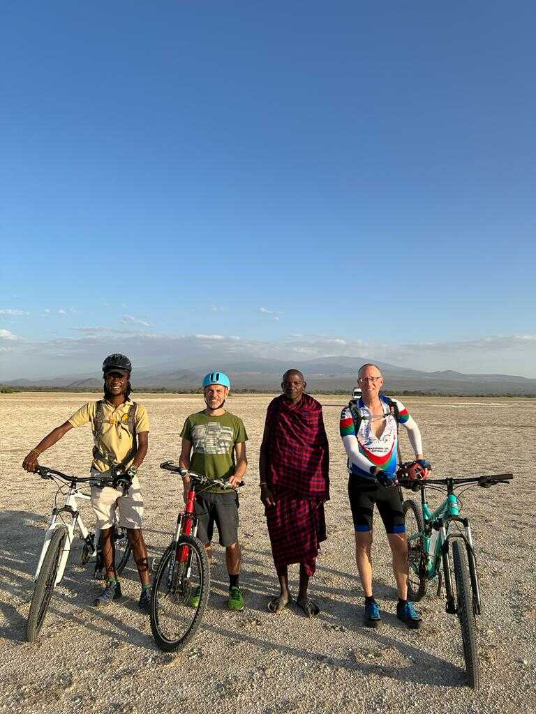 רכיבה בתוך ספארי- טיול אופניים עצמאי בטנזניה